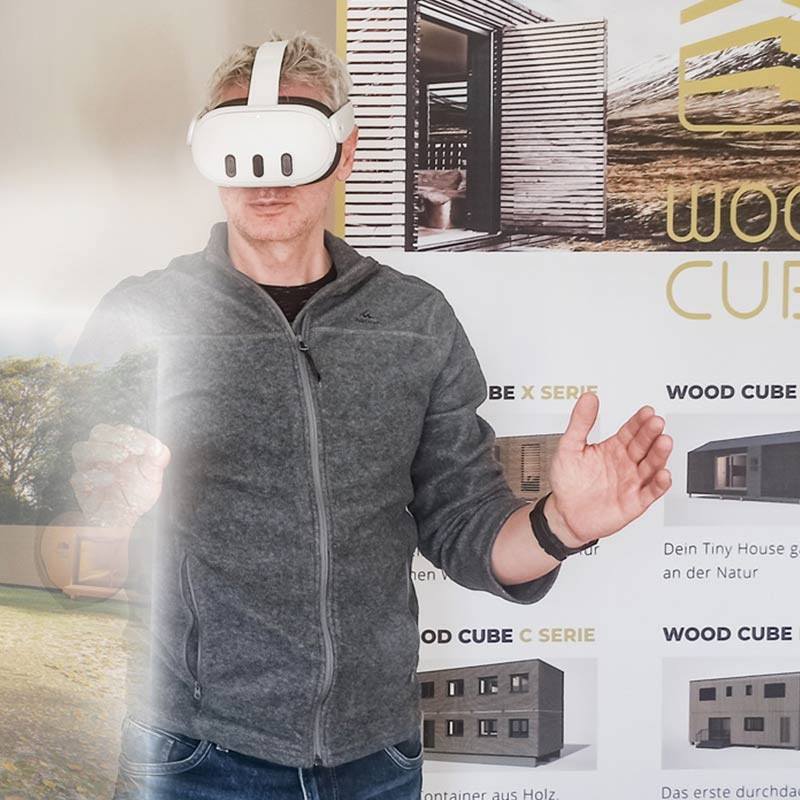 WOODCUBE VR Konfigurator Modulhaus VR Brille Mann Visualisierung